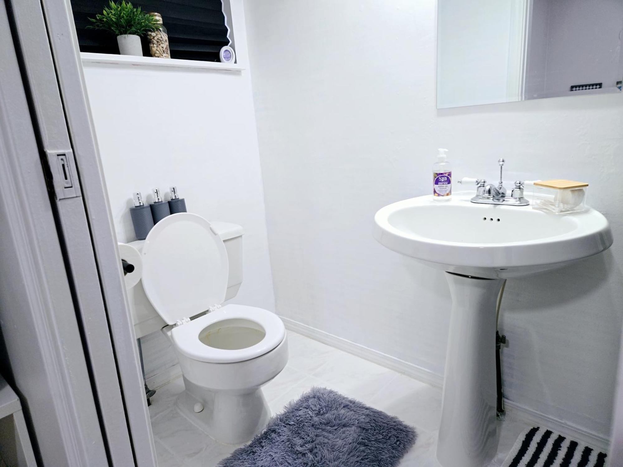 Charming Room With Attached Private Bath In The Heart Of Vancouver! Private Parking, Self Check-In & Just 4 Mins To Metrotown! ภายนอก รูปภาพ