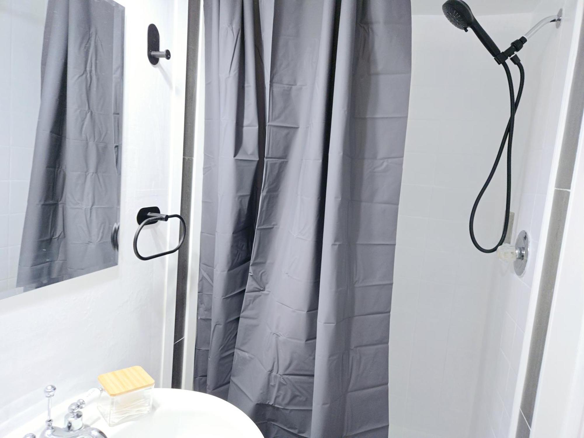 Charming Room With Attached Private Bath In The Heart Of Vancouver! Private Parking, Self Check-In & Just 4 Mins To Metrotown! ภายนอก รูปภาพ