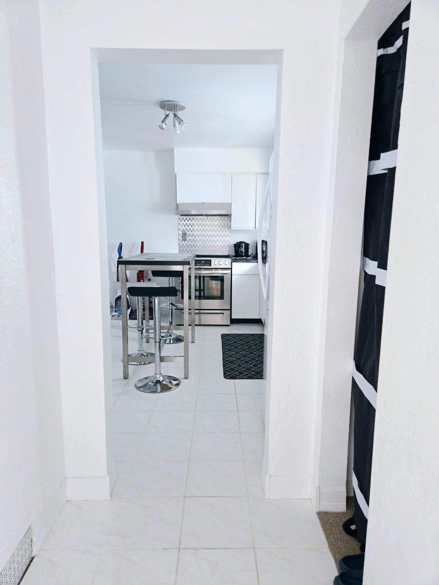 Charming Room With Attached Private Bath In The Heart Of Vancouver! Private Parking, Self Check-In & Just 4 Mins To Metrotown! ภายนอก รูปภาพ