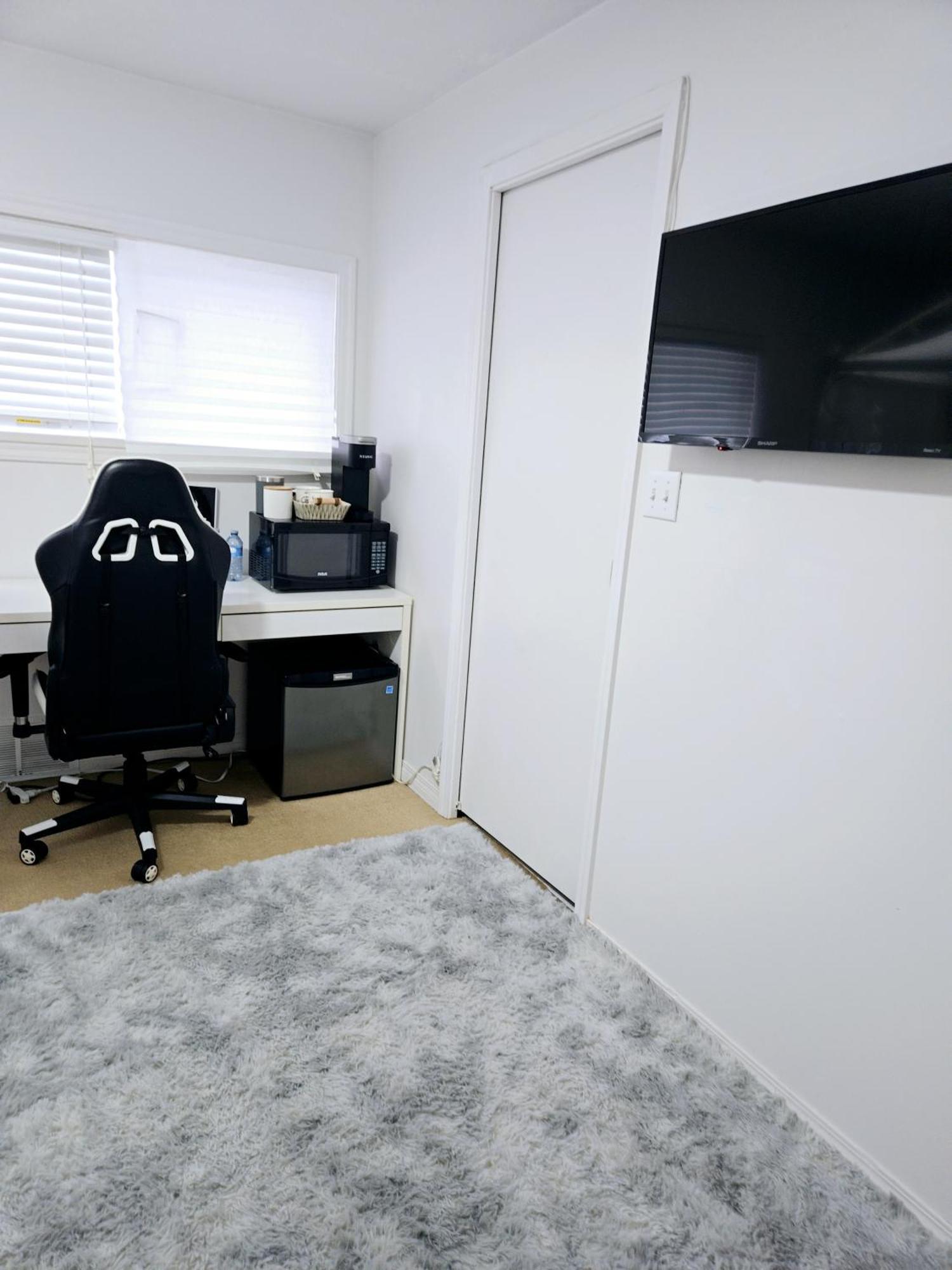 Charming Room With Attached Private Bath In The Heart Of Vancouver! Private Parking, Self Check-In & Just 4 Mins To Metrotown! ภายนอก รูปภาพ